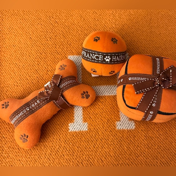 NEW “Hairmes” Plush Designer Bone squeaky Dog Toy. Orange with Brown Logo Ribbon - Picture 3 of 7